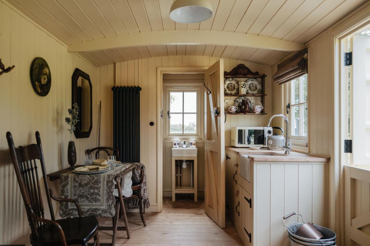 The Shepherds Huts & The Well Lodge At Ormesby Manor Ormesby Saint Michael Eksteriør billede