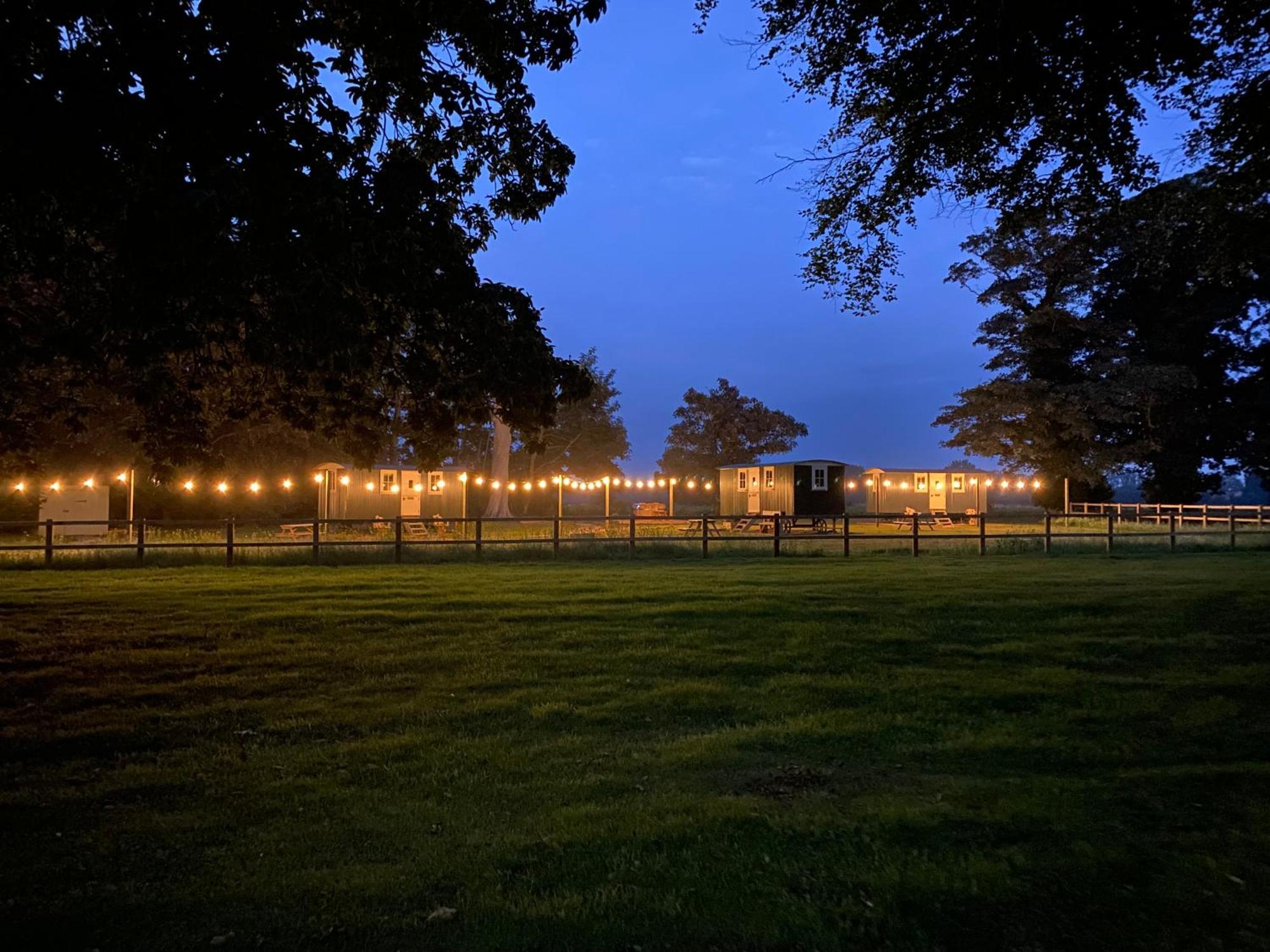 The Shepherds Huts & The Well Lodge At Ormesby Manor Ormesby Saint Michael Eksteriør billede